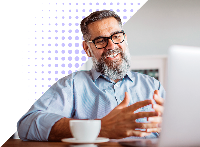 Een man met oordopjes lijkt in een vergadering te zitten terwijl hij op zijn laptop zit