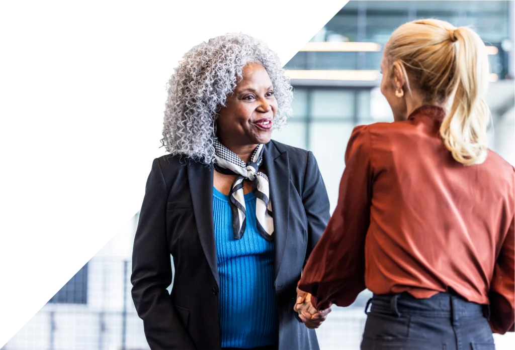 Twee mensen schudden handen