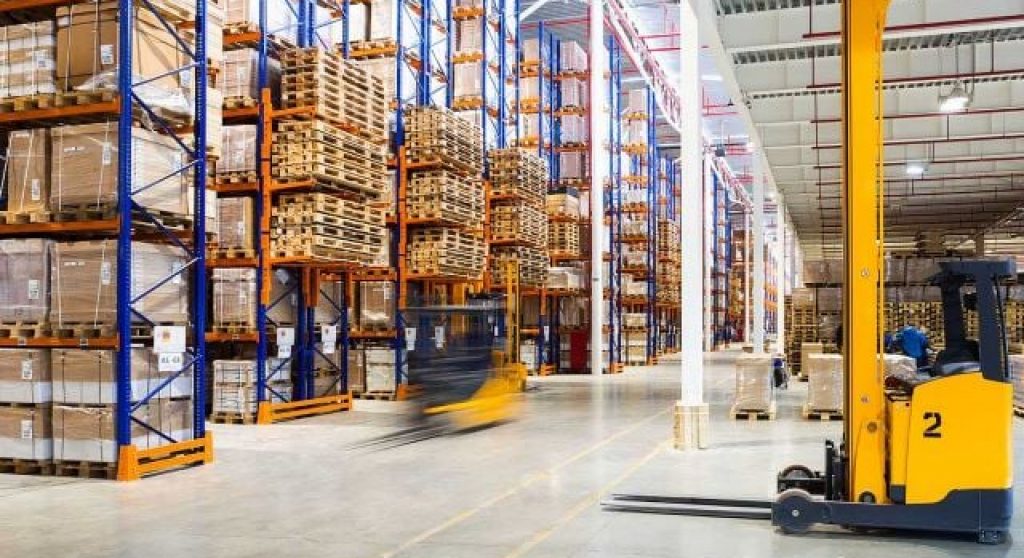 herausgezoomtes Bild eines Gabelstaplers in einem Lagerhaus