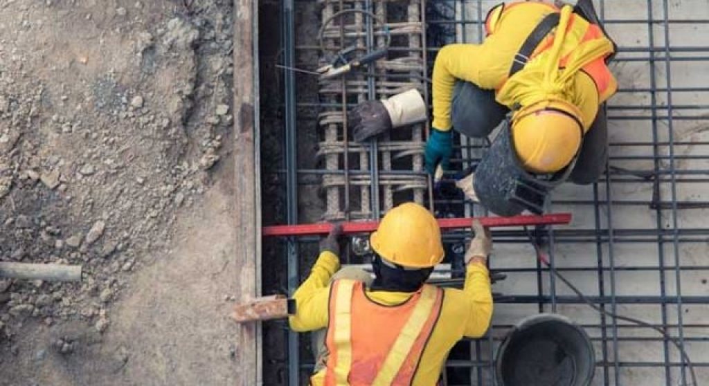 luchtfoto van een bouwplaats en arbeiders
