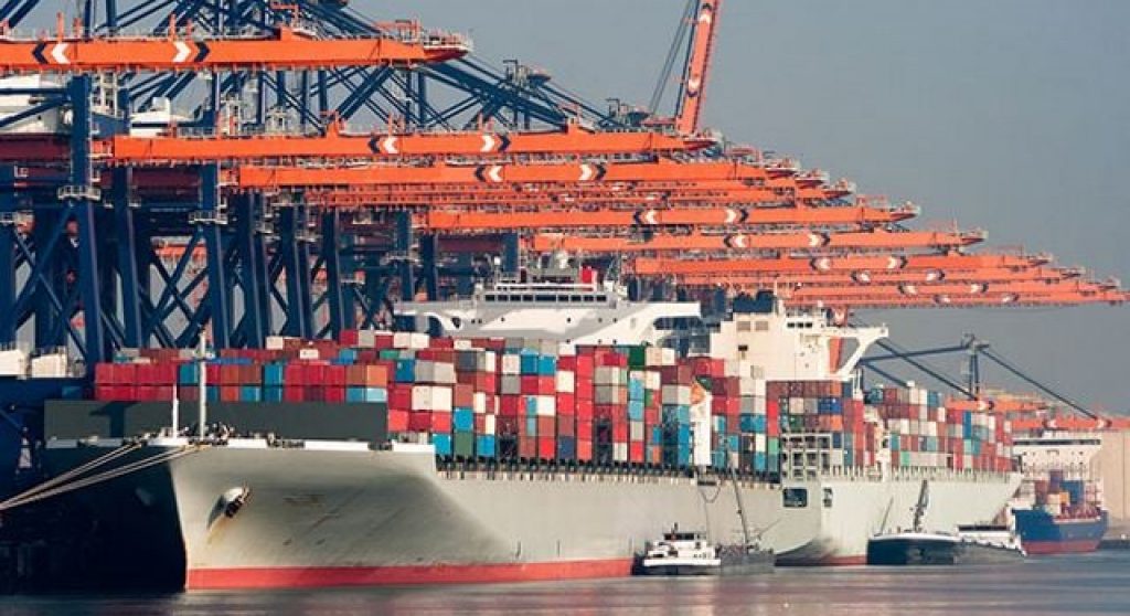 Schip bij doc laden containers