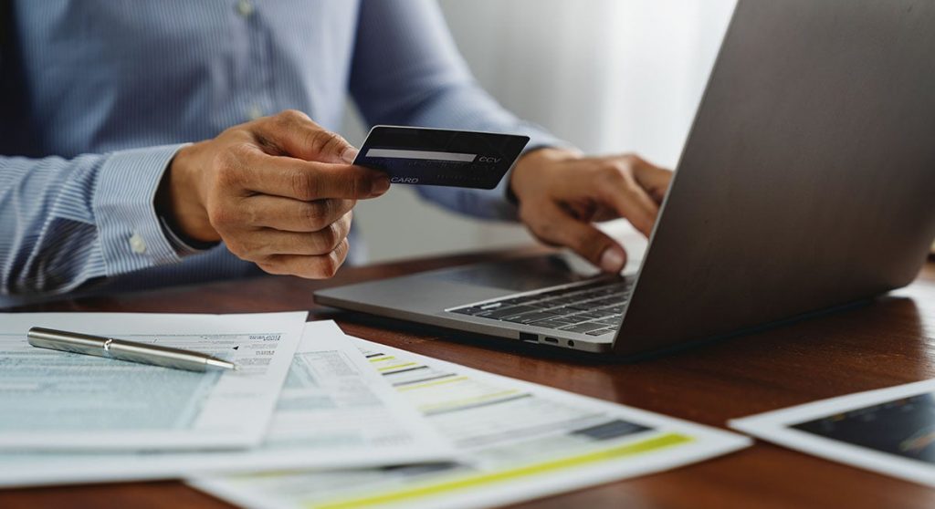 Person using a credit card to make payment