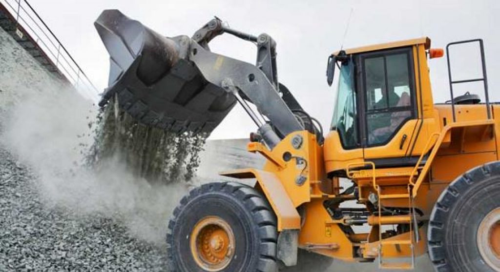 Schweres Gerät transportiert Kies