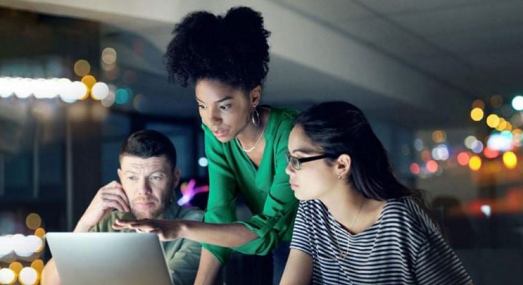 woman pointing at computer showing team billtrust cash application report